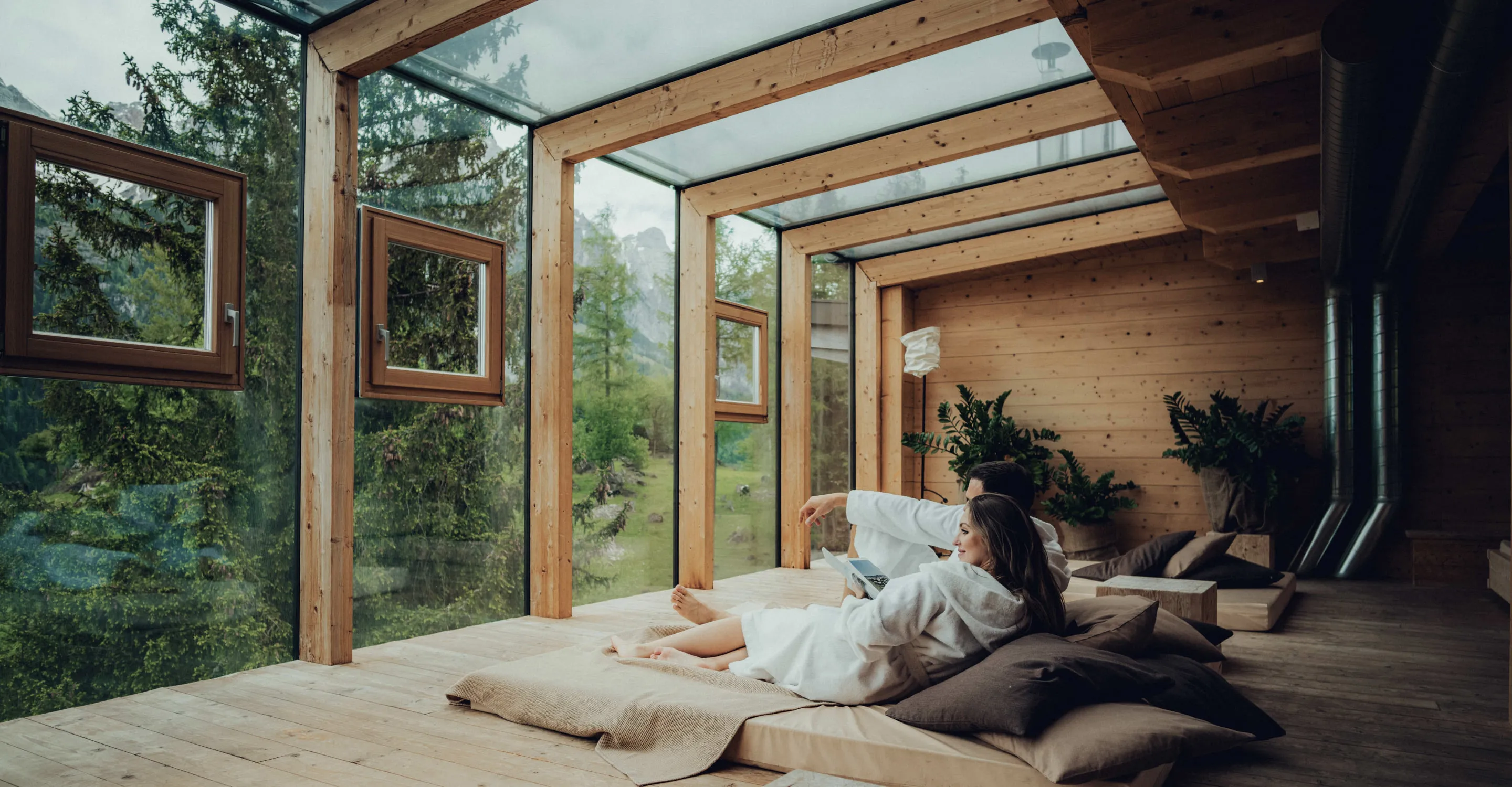 Paar genießt romantische Auszeit in den Bergen