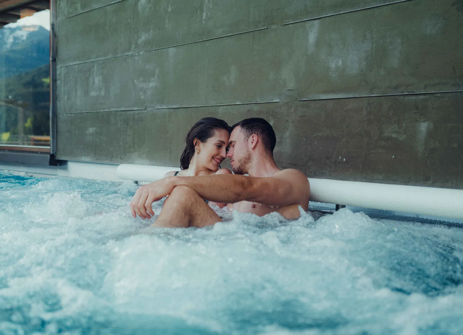 Paar im Rooftop Pool