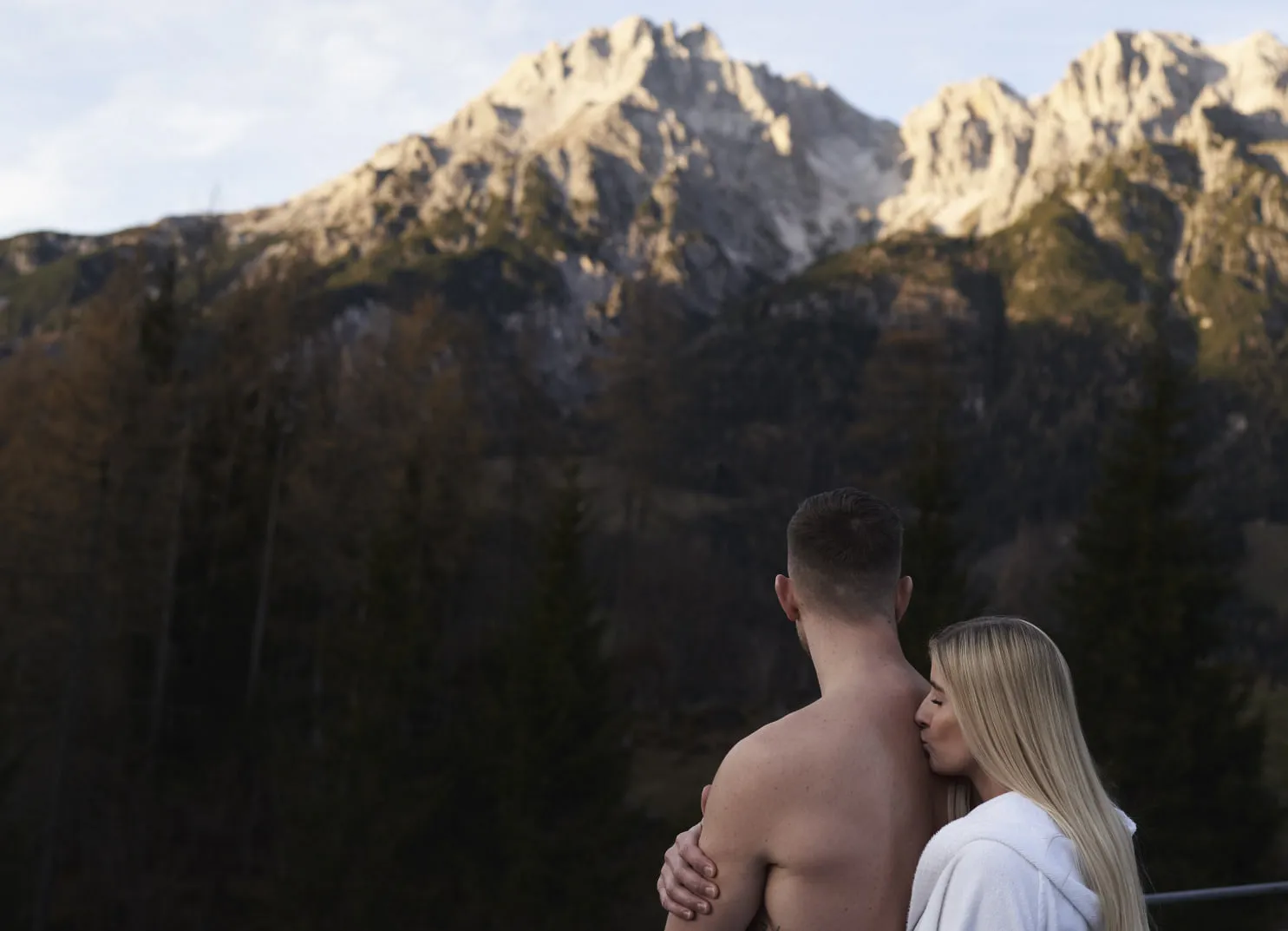 Paar genießt Romantikurlaub und Bergpanorama