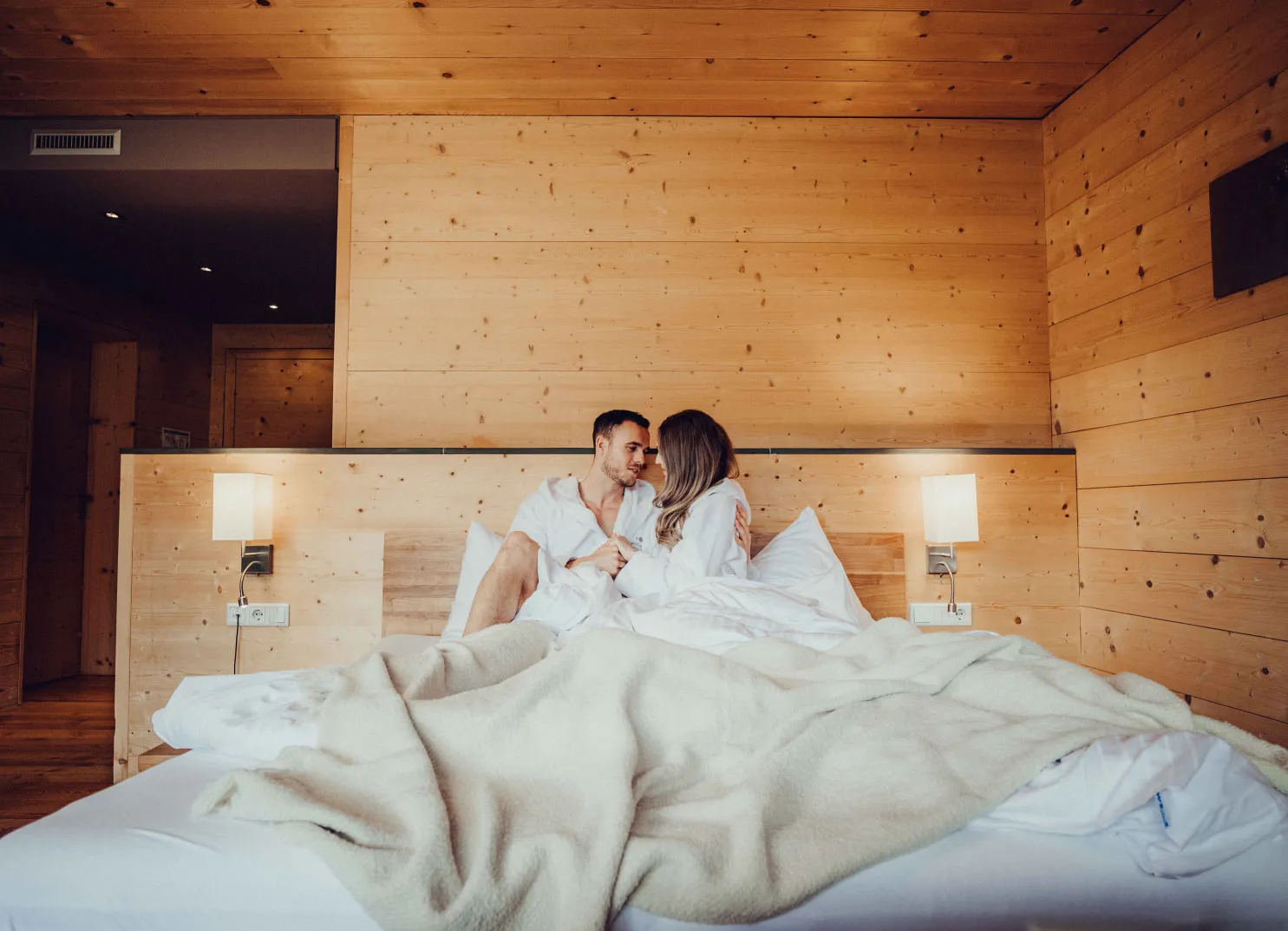 Paar kuschelt im Hotelzimmer