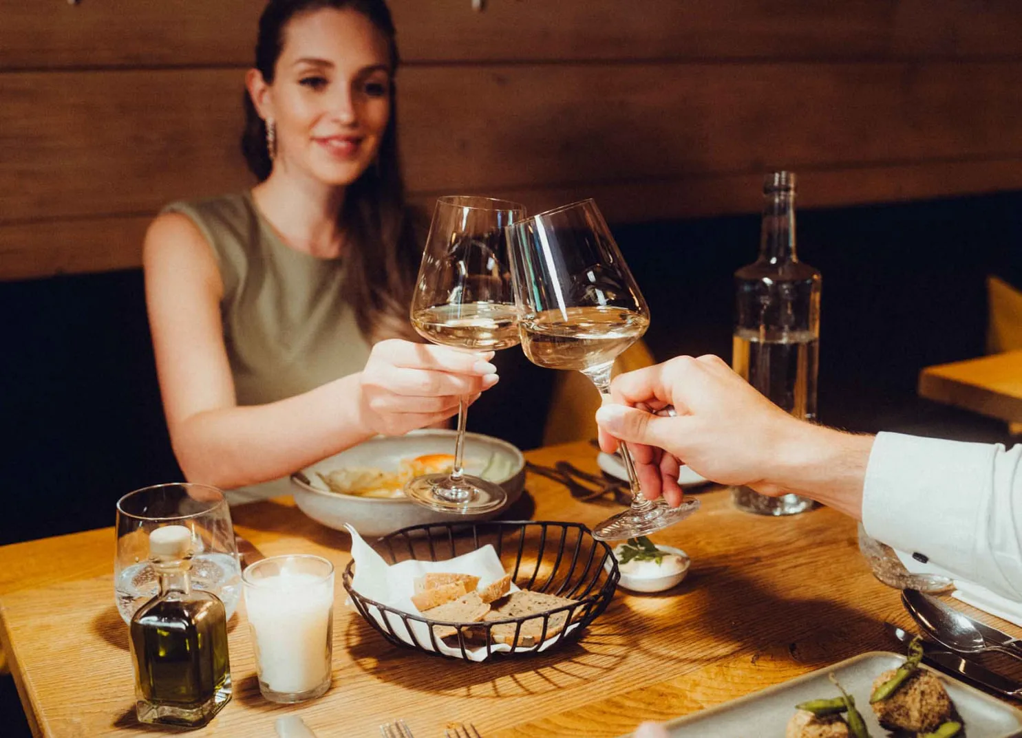 Paar genießt Romantikdinner