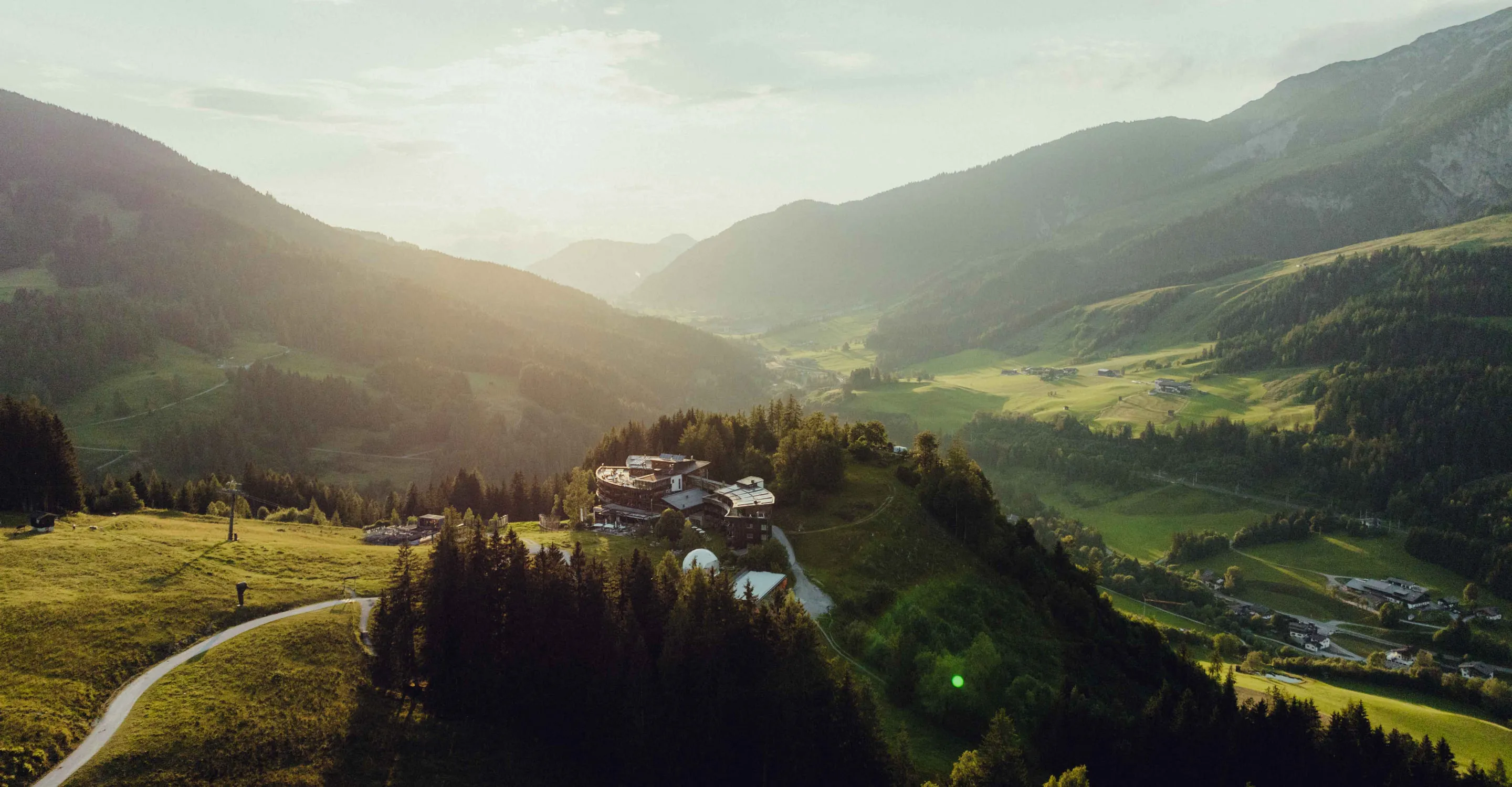 Hotel Forsthofalm vor Bergkulisse