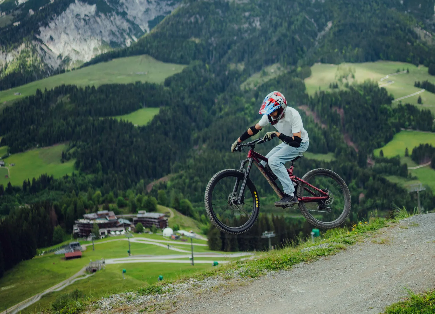 Hotel Forsthofalm vor winterlicher Bergkulisse
