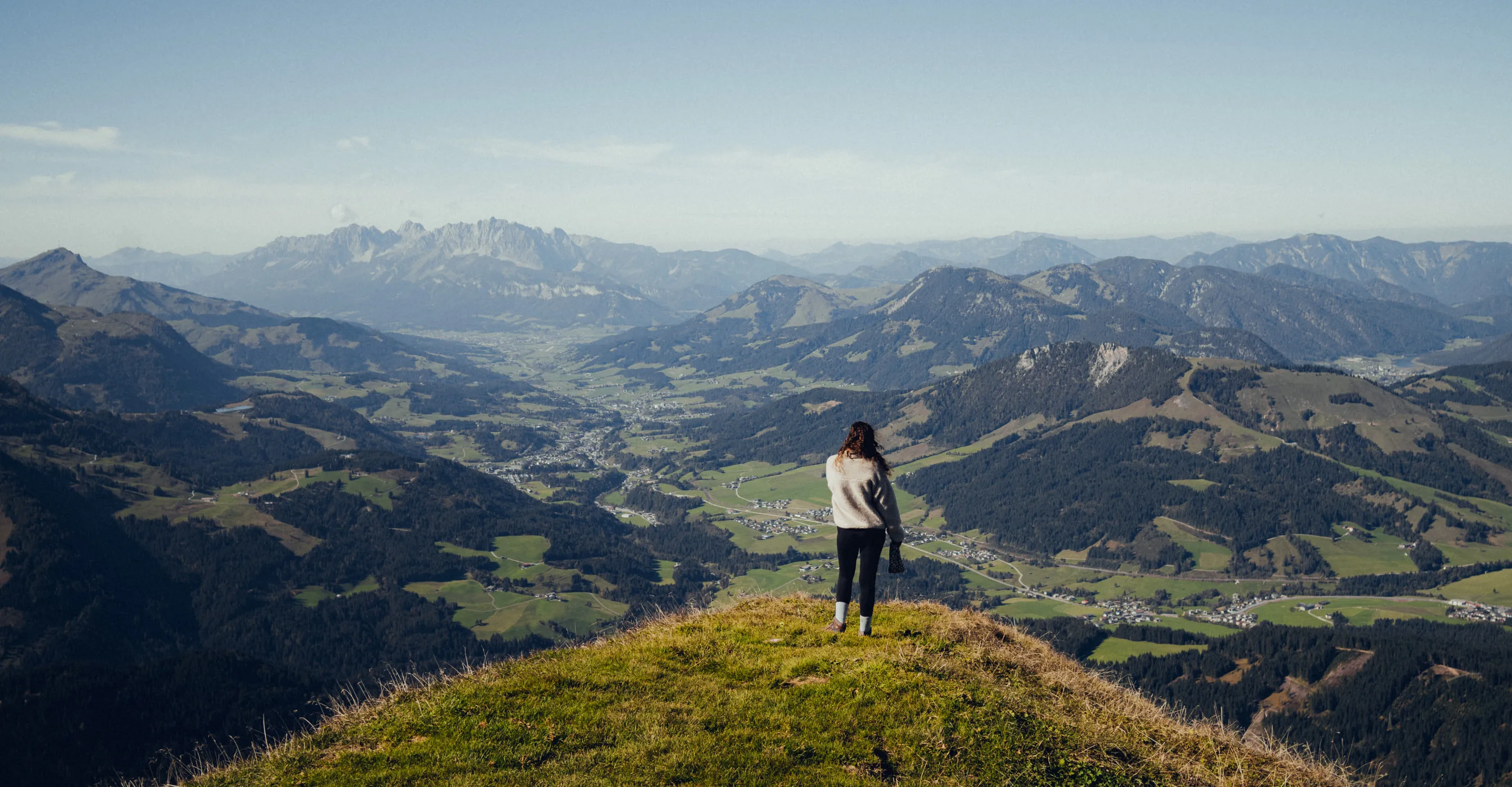 Frau beim Wandern kommt am Gipfel an