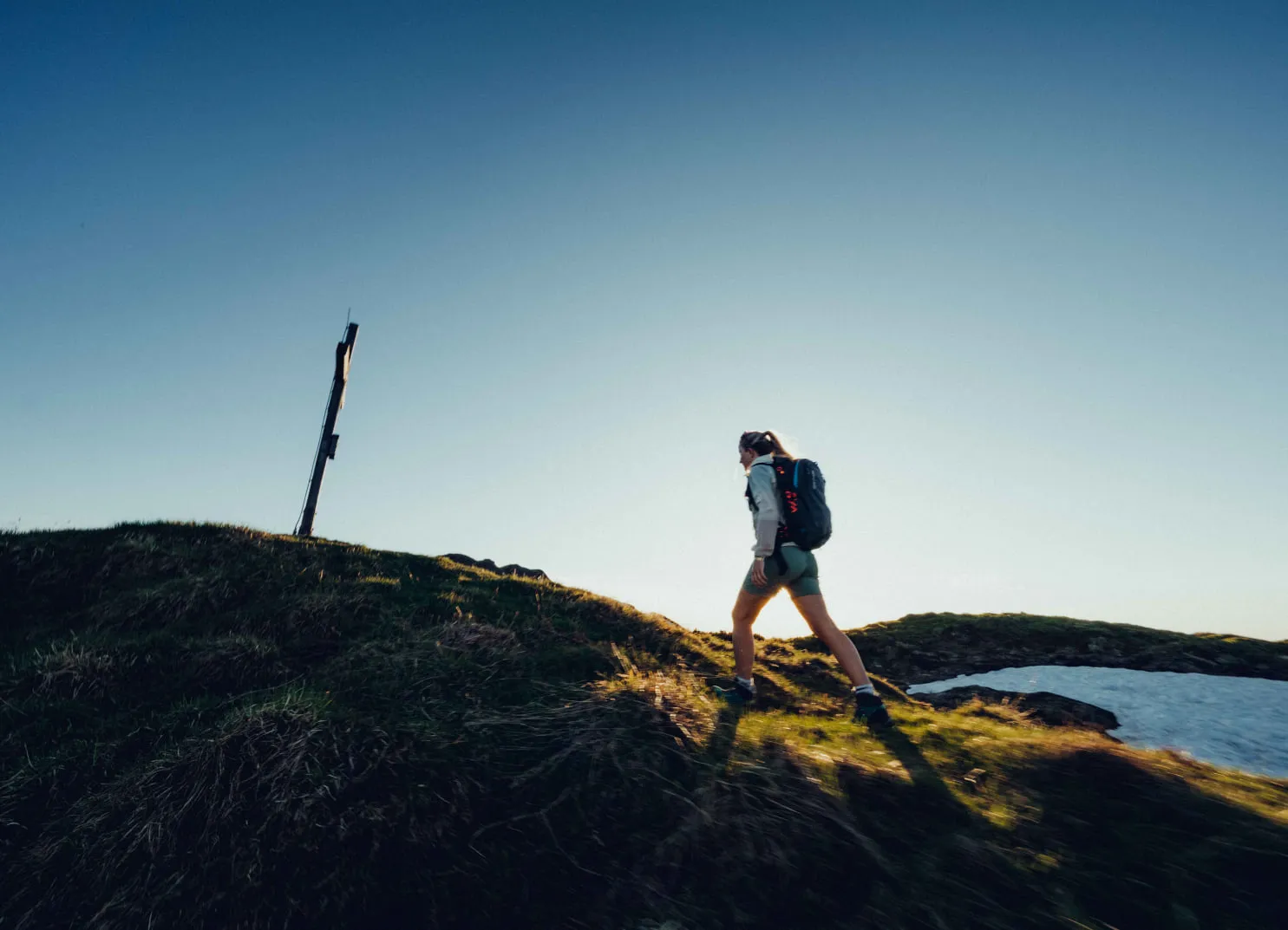 Frau erreicht Gipfel bei Wanderung