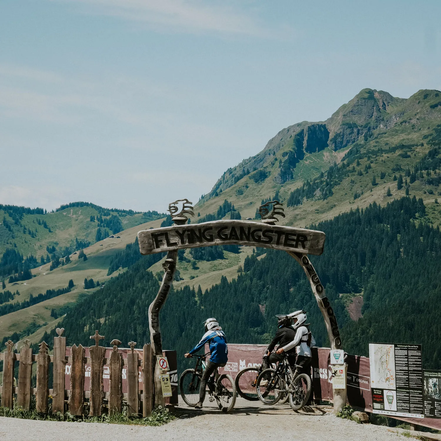 Zwei Mountainbiker im Bikepark