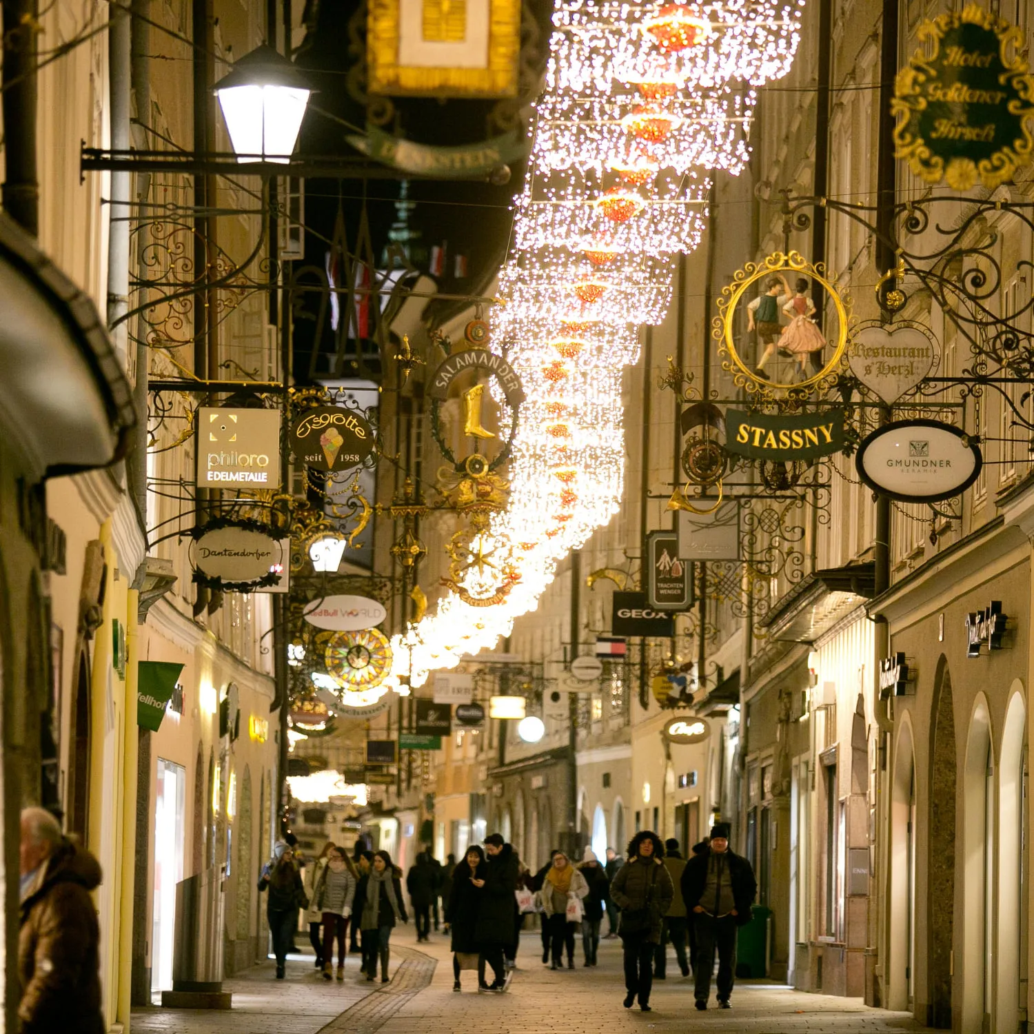 Beleuchtete Gasse in der Stadt Salzburg