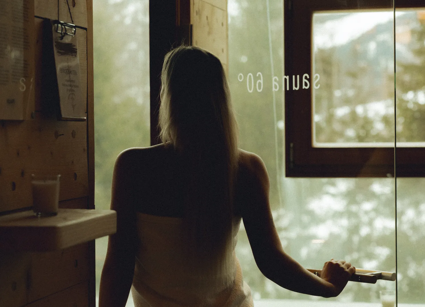 Sauna mit Blick auf Winterwald