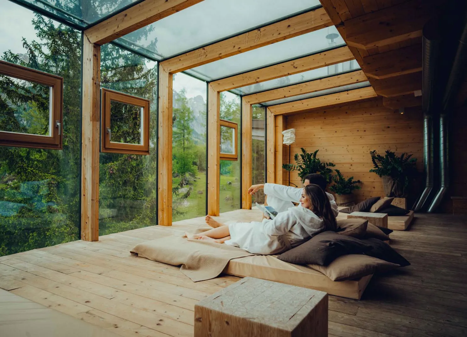 Frau genießt Panoramablick im Ruheraum
