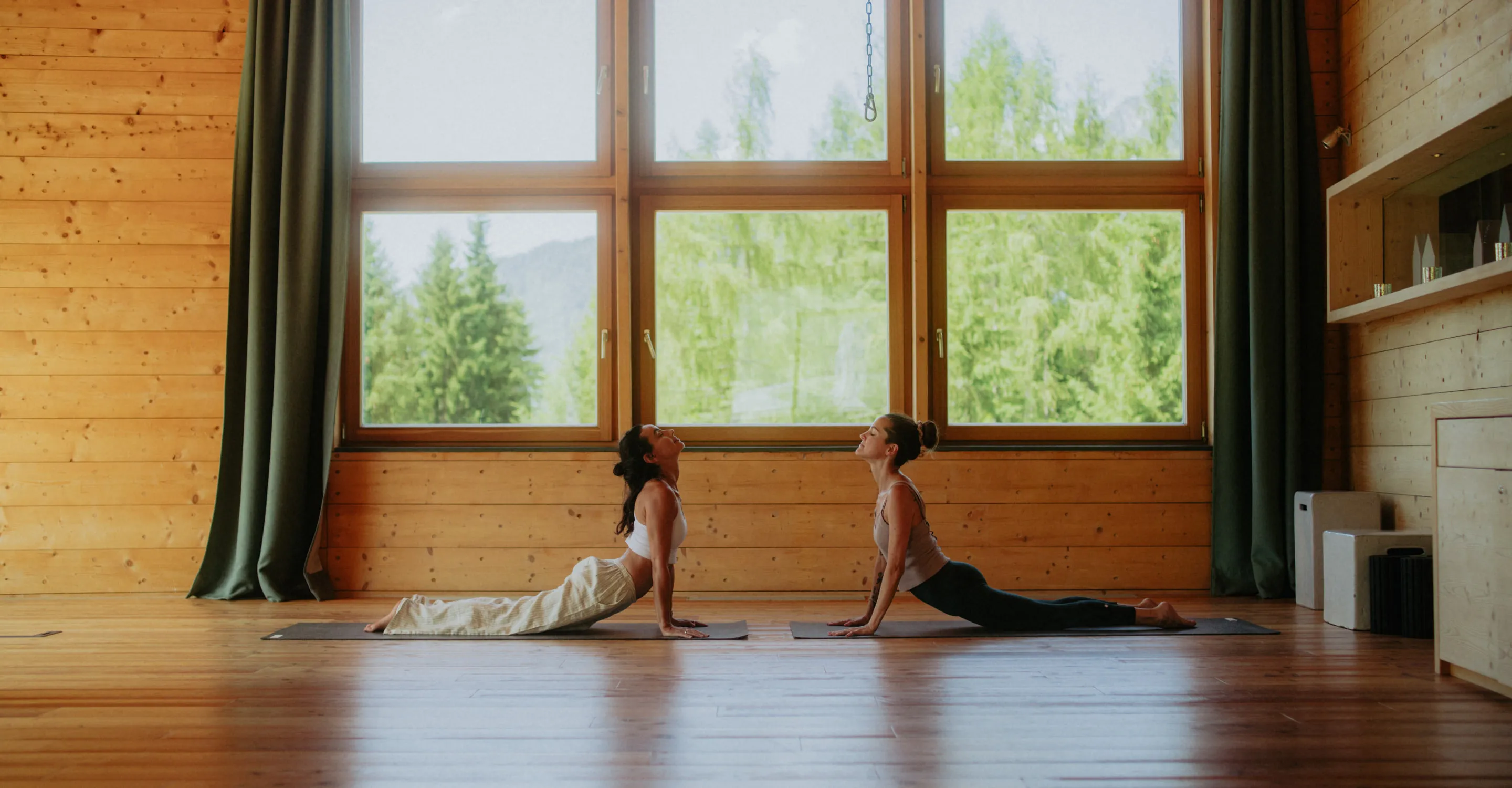Trainerinnen machen Yoga im Yogaraum