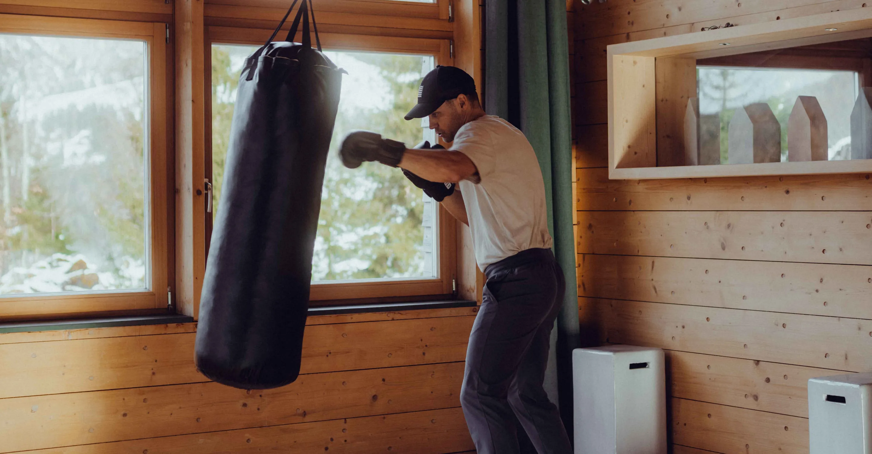 Fitnesstrainer trainiert am Boxsack