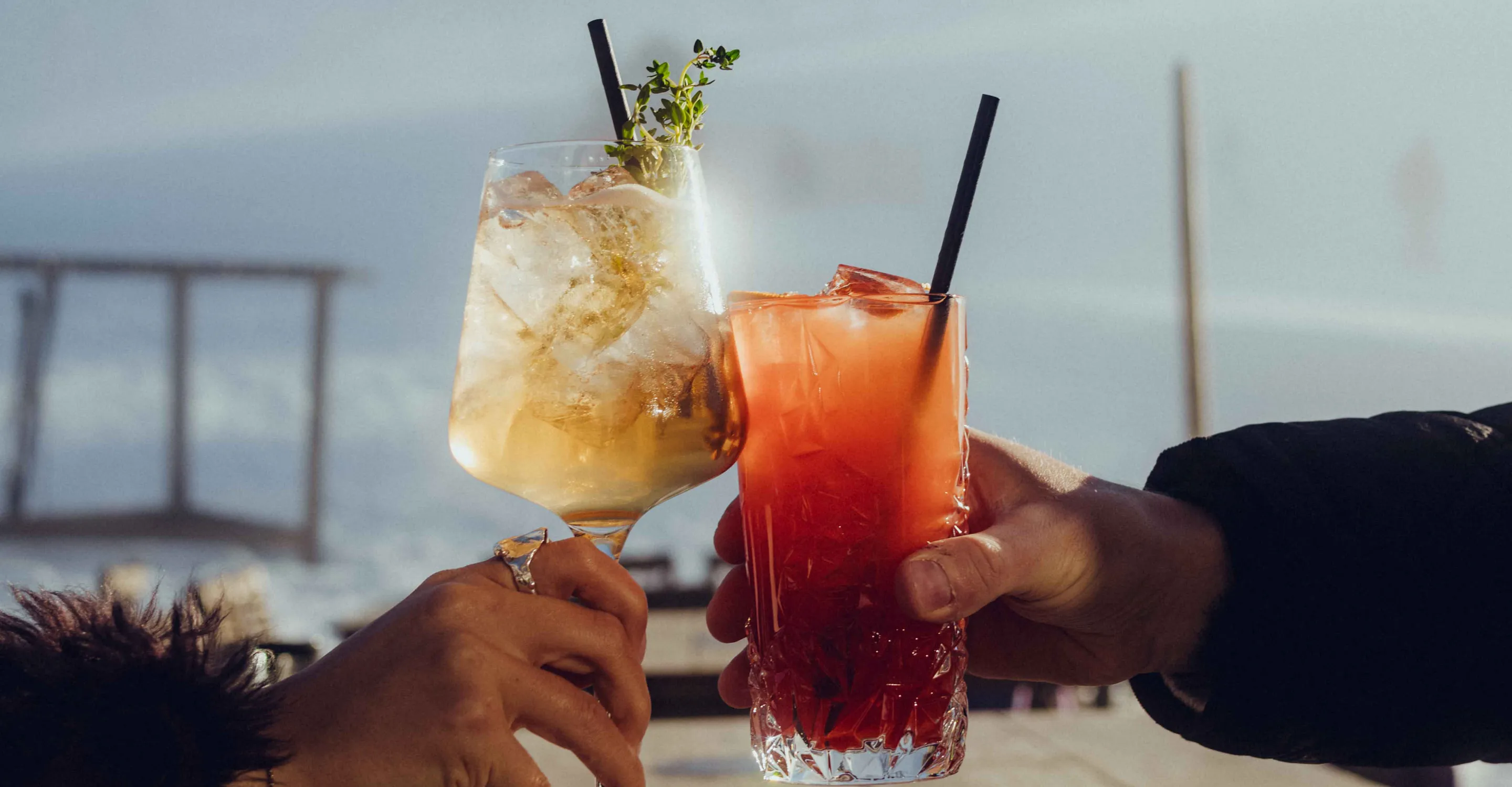 Menschen stoßen mit ihren Cocktails an