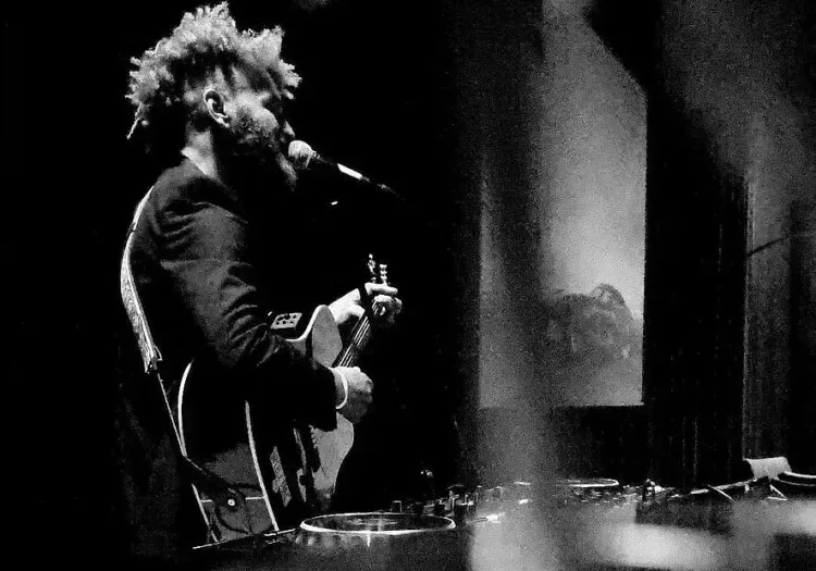 Musiker spielt mit Gitarre auf der Bühne