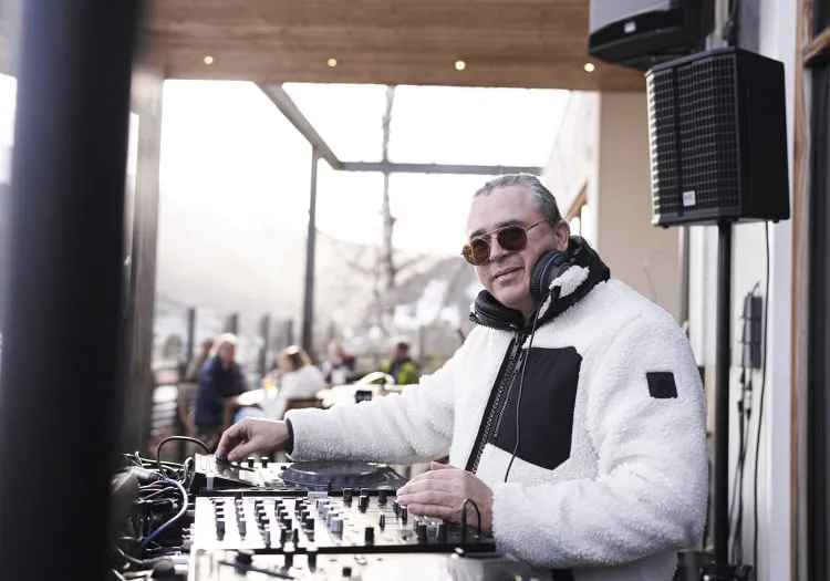 DJ auf einer Sonnenterrasse