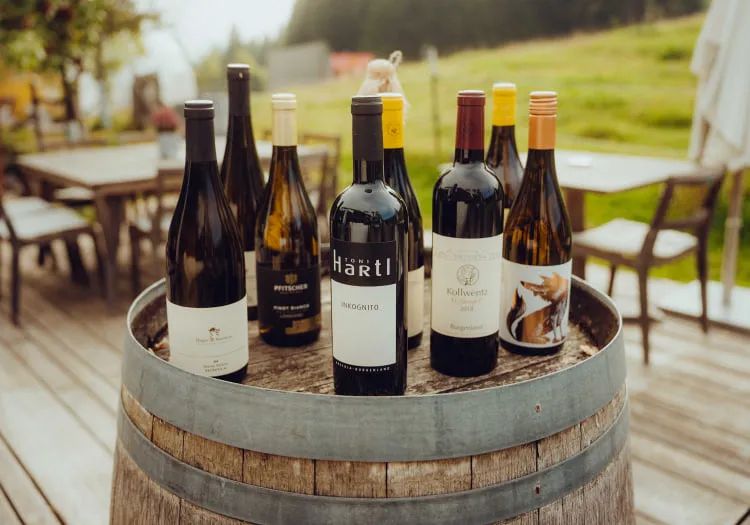 Weinflaschen auf Weinfass