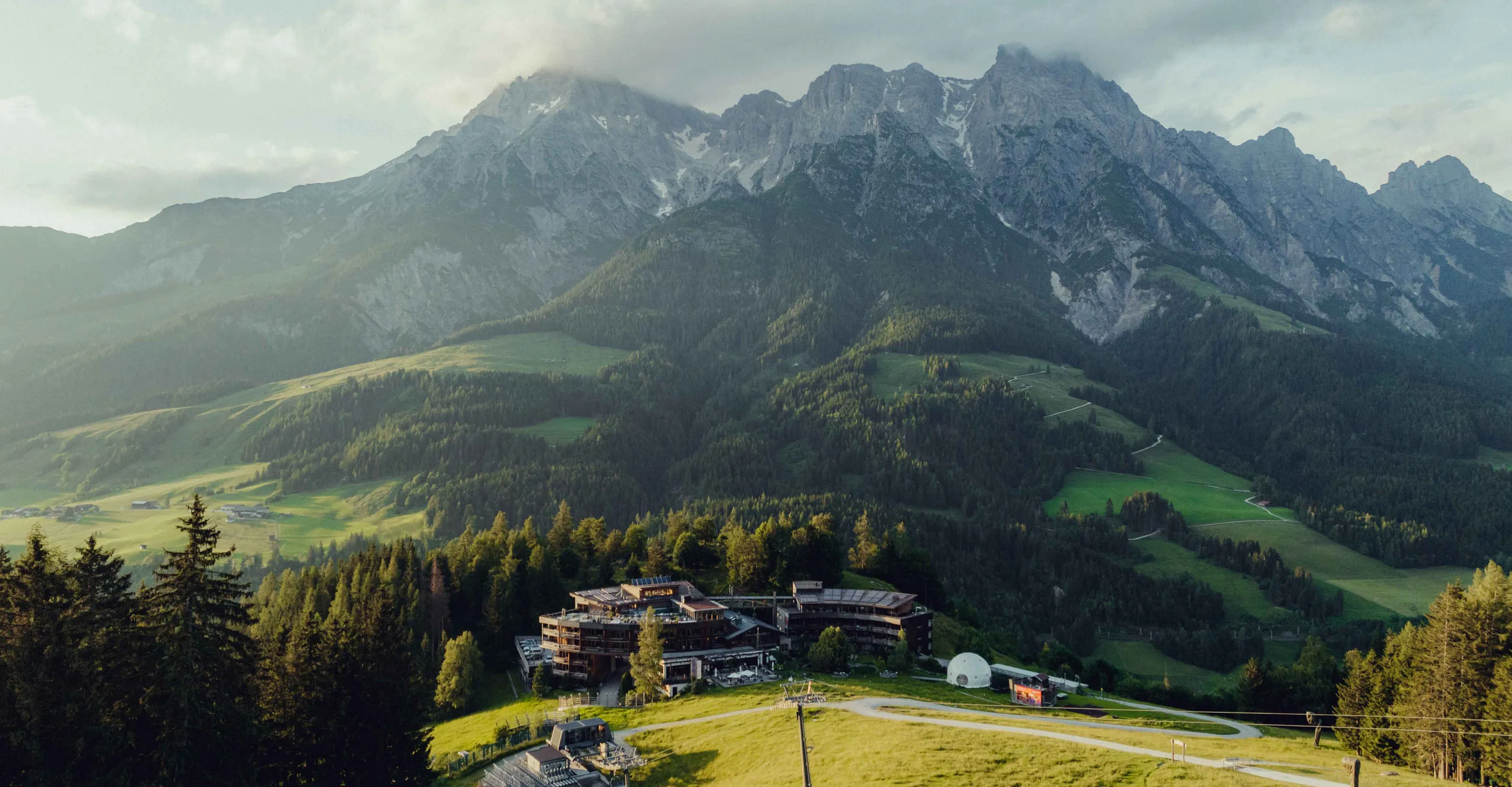 Berghotel vor Bergkulisse
