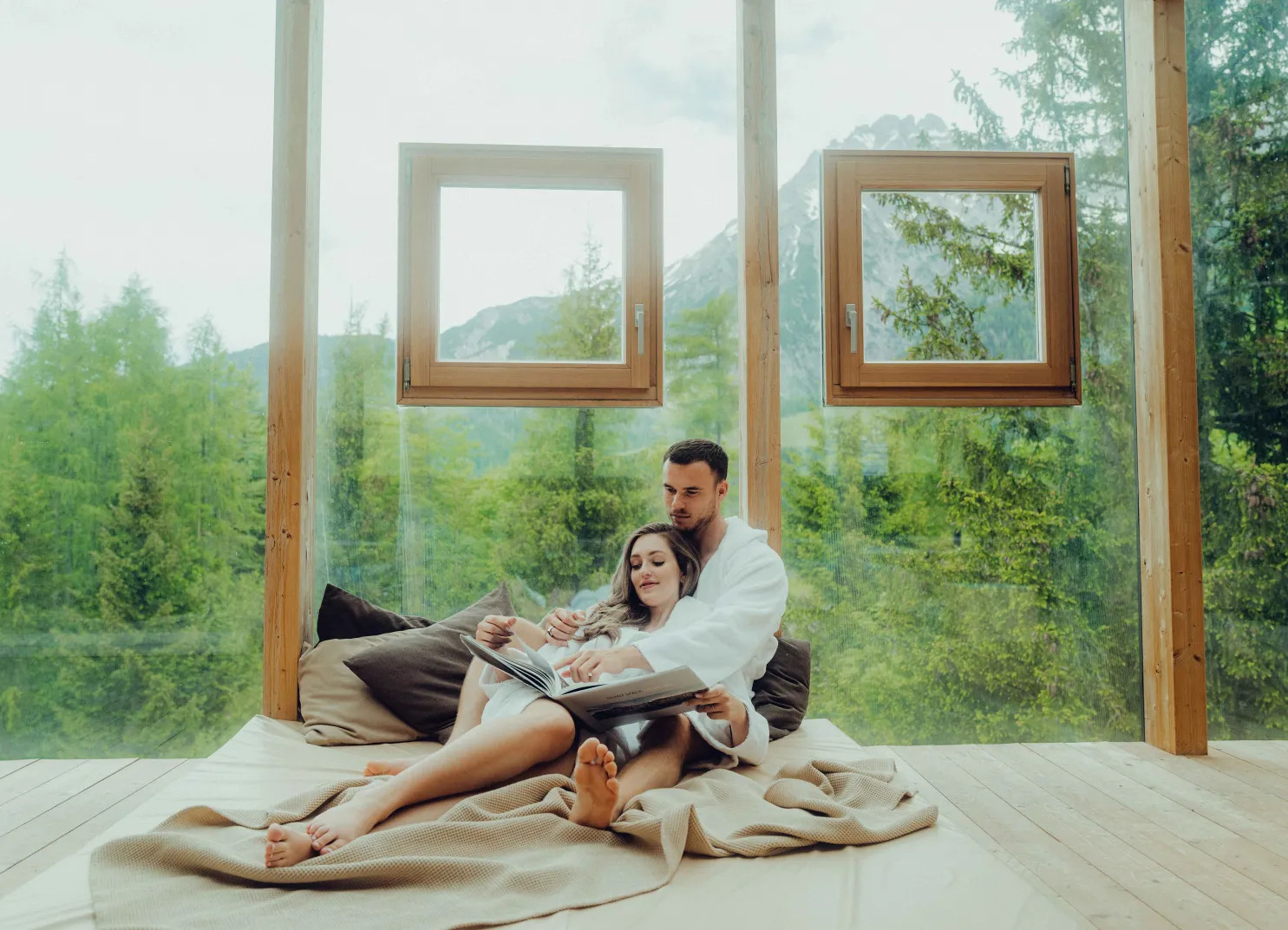 Frau genießt ein Buch am Hotelbalkon
