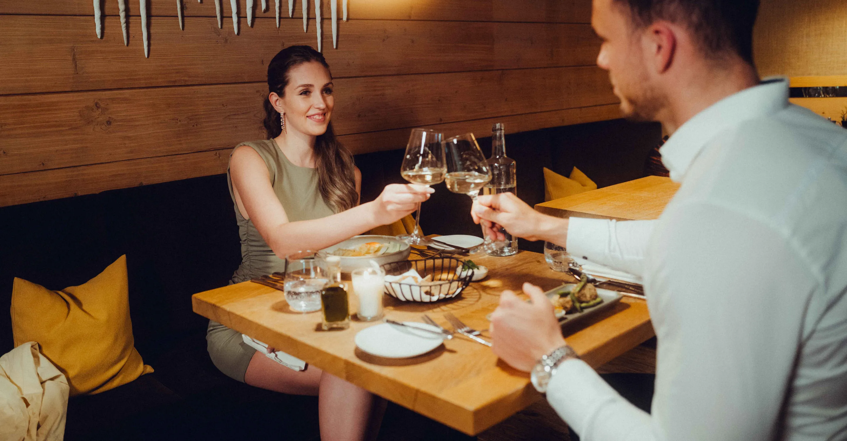 Verliebtes Paar beim Abendessen