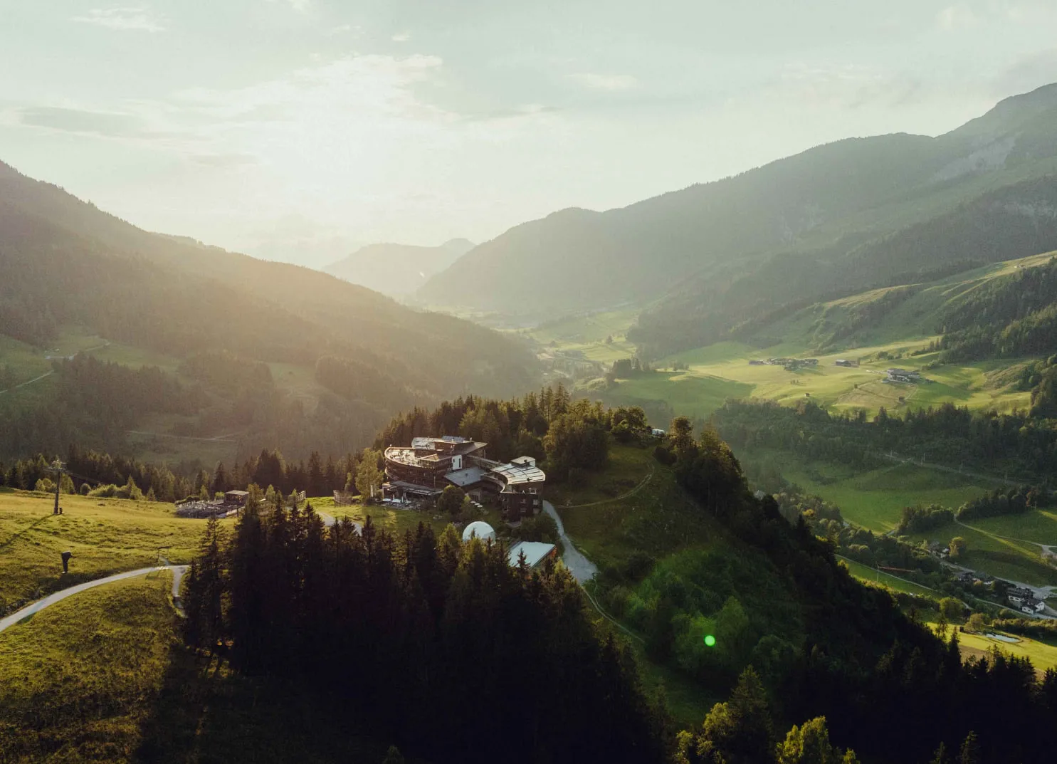 Berghotel bei Sonnenuntergang