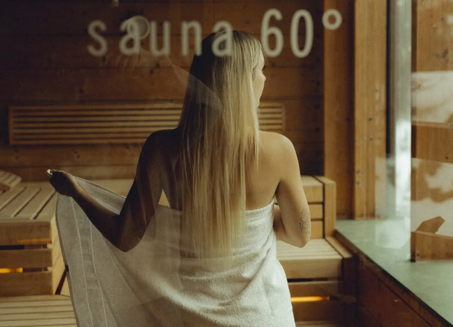 Frau betritt Sauna