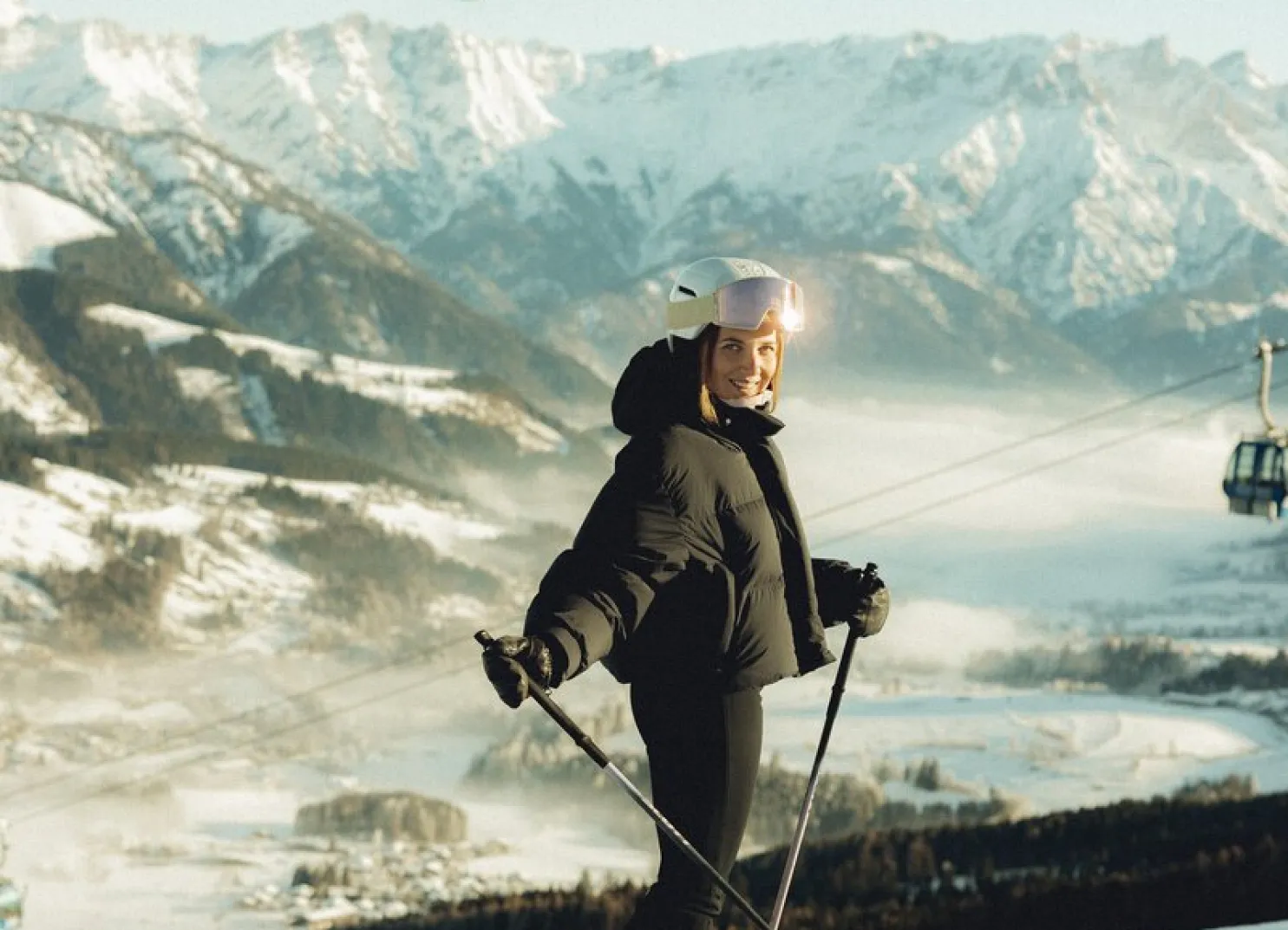 Skifahrerin vor Bergkulisse