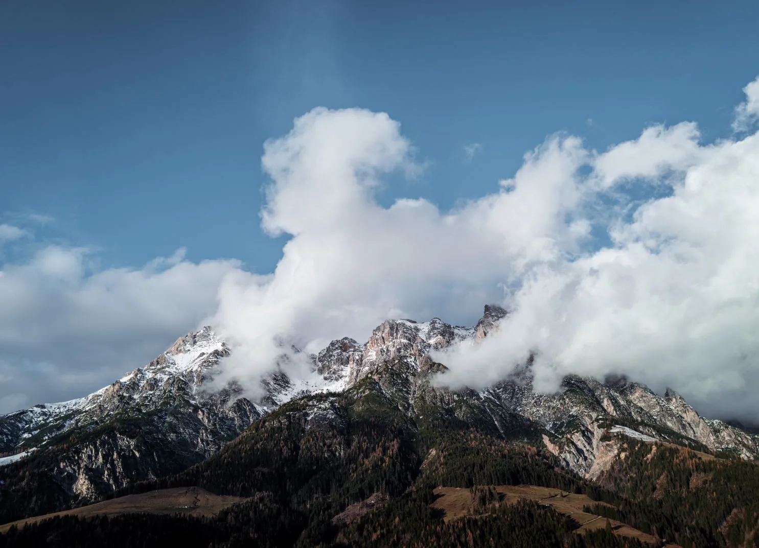 Bergpanorama mit Himmel