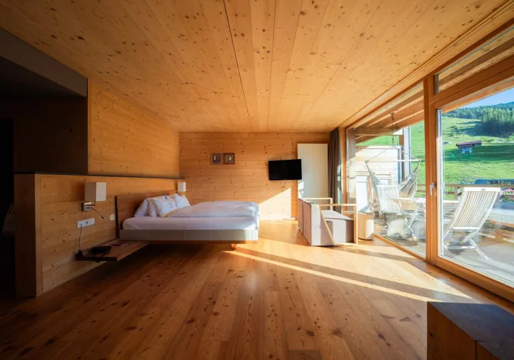 Holzhotelzimmer mit Holzverkleidung und Blick auf die Landschaft