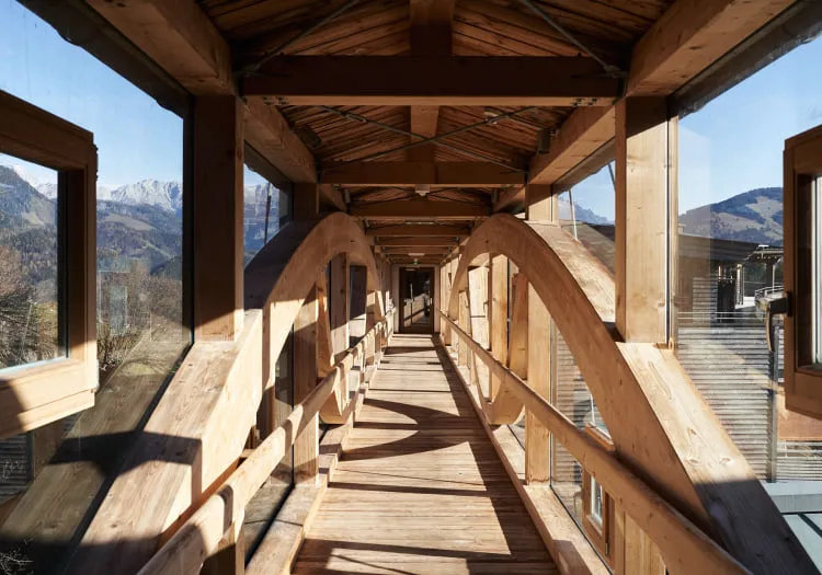 Holzbrücke im Holzhotel