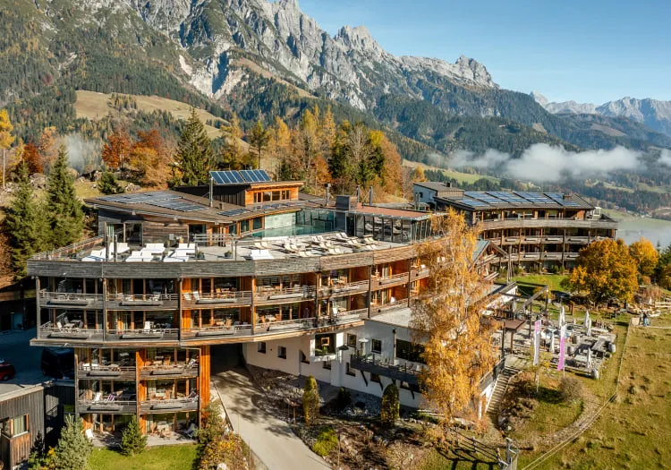 Architektur des Forsthofalm mit Blick auf die Berge und die Umgebung