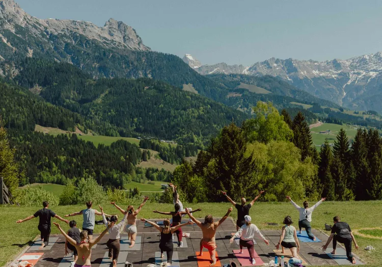 Yoga vor Bergkulisse