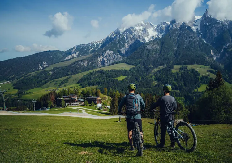 Zwei Radfahrer mit Mountainbikes in einer Berglandschaft