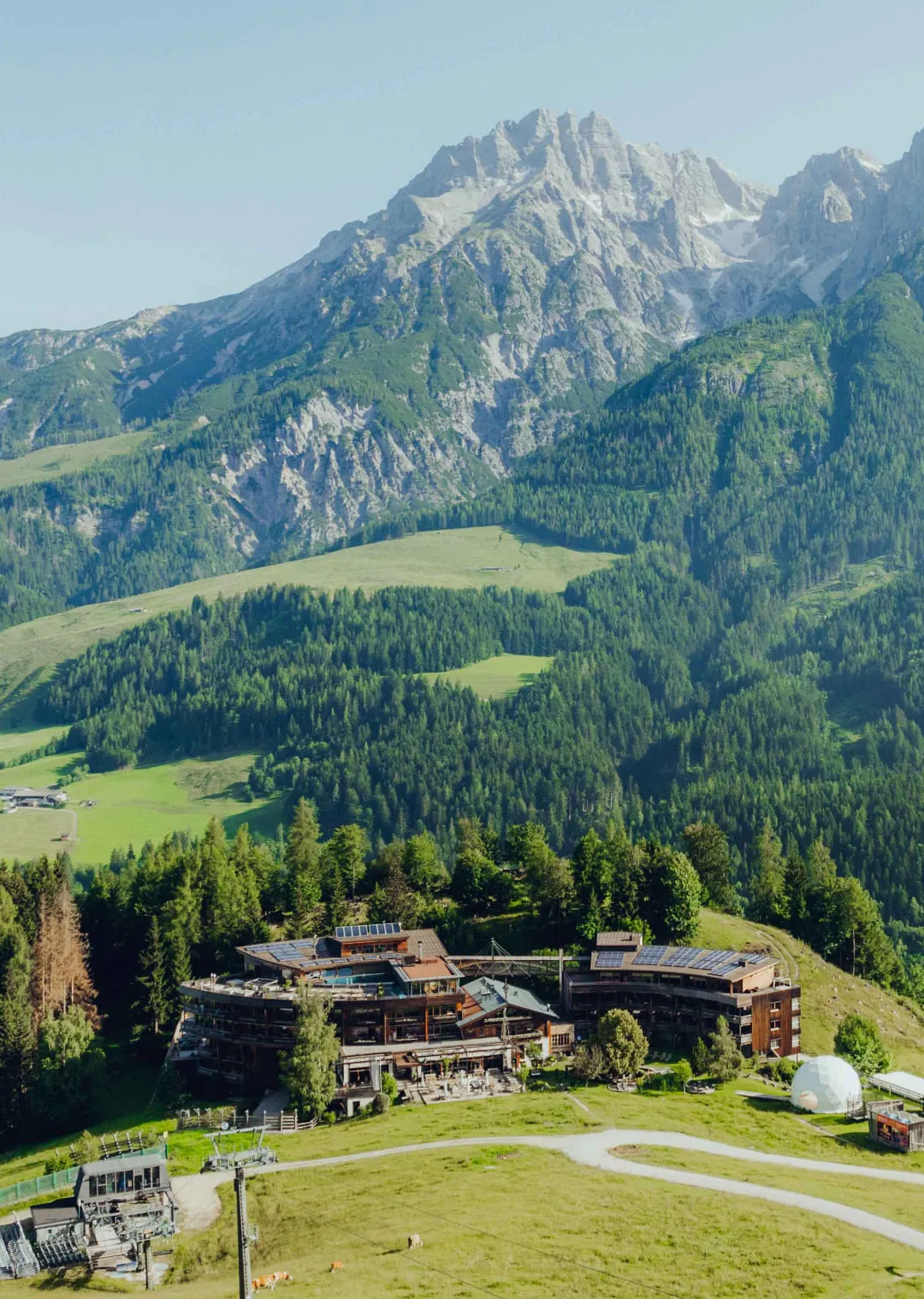 Holzhotel Forsthofalm in Leogang mit Bergen im Hintergrund